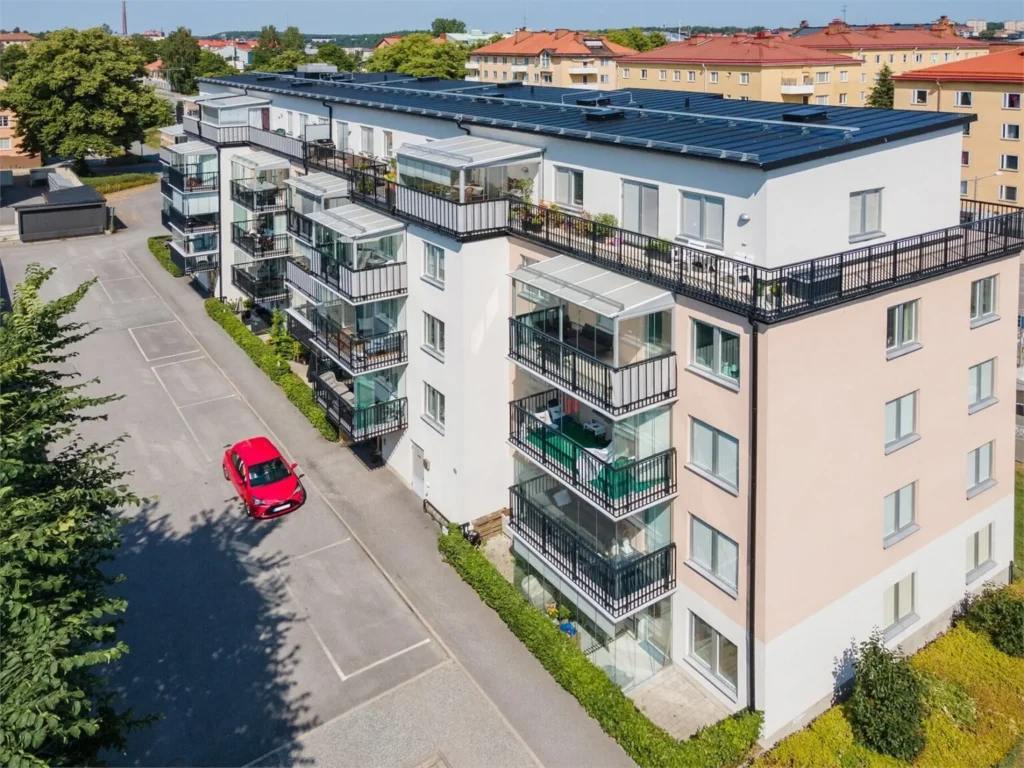 16. Plattsattning marksten kanten parkeringsplats Midsommarkransen Hagerstensasen 1536x1152