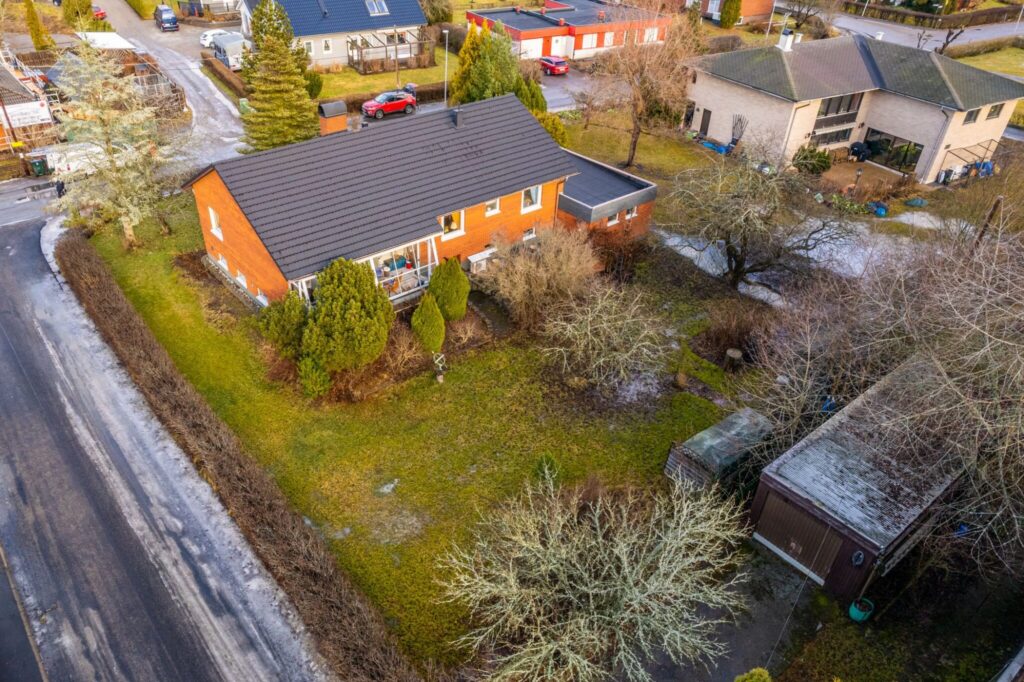 4. Stensattning garageuppfart 2 planshus Sodertalje Blombacka 2048x1364