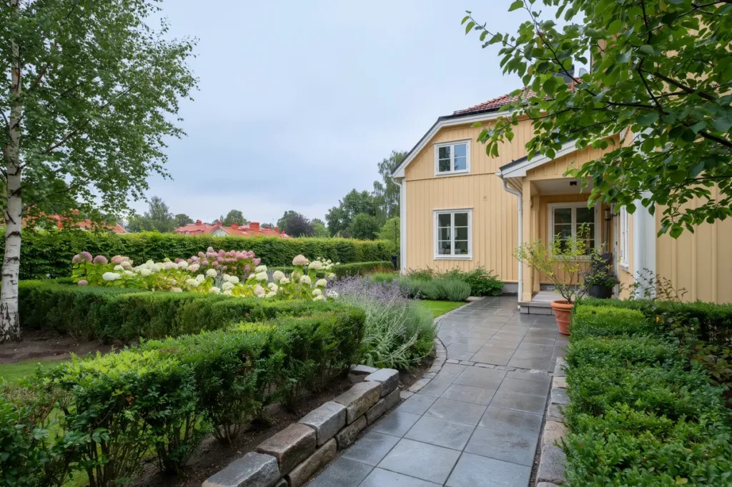 anl ggning av villatr dg rd med h ckar och blommande rabatter i gamla enskede enskede